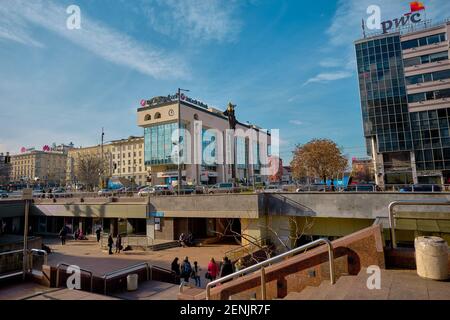 Sofia. Bulgarien. Alte römische Ruinen in Bulgarien mit Sonne, Catedral de Sveta-Nedelya Hintergrund. Saint Sofia Denkmal und unicredit Bankhintergrund. Stockfoto