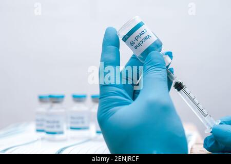 Arzt, Krankenschwester, Wissenschaftler Hand in blauen Handschuhen hält Grippe, Masern, Coronavirus, covid-19 Impfkrankheit Vorbereitung Impfschutz Schuss, Medizin und Medikament Stockfoto