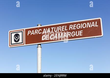 Regionaler Naturpark der Camargue Straßenschild genannt Parc naturel Regional de Camargue in französischer Sprache Stockfoto