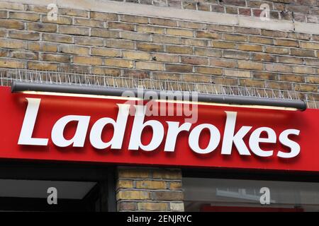 London, Vereinigtes Königreich - 25. September 2019: Ladbrokes-Logo an einer Wand. Ladbrokes Coral ist ein britisches Wetten und Glücksspiel Unternehmen. Mit Sitz in London Stockfoto