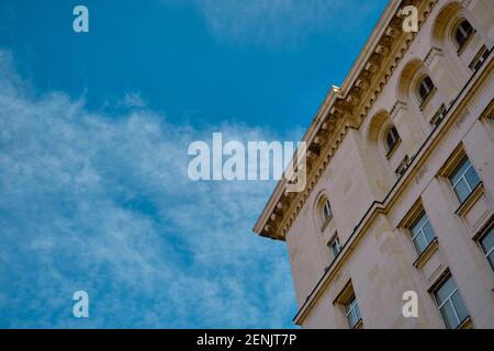 Blauer Himmel und weiße Wolken mit Ecke des schönen architektonischen Gebäudes oder Haus in der Hauptstadt von Sofia, Bulgarien Stockfoto