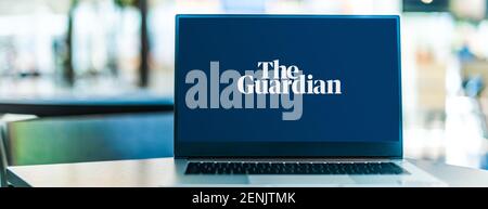 POZNAN, POL - 6. JANUAR 2021: Laptop-Computer mit Logo des Guardian, einer britischen Tageszeitung Stockfoto