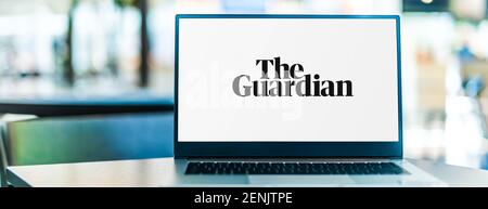 POZNAN, POL - 6. JANUAR 2021: Laptop-Computer mit Logo des Guardian, einer britischen Tageszeitung Stockfoto
