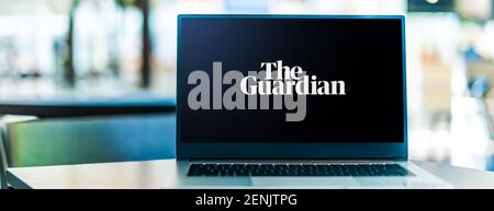 POZNAN, POL - 6. JANUAR 2021: Laptop-Computer mit Logo des Guardian, einer britischen Tageszeitung Stockfoto