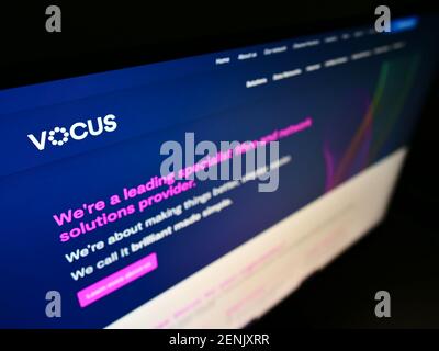 High-Angle-Ansicht der Geschäftswebsite des australischen Telekommunikationsanbieters Vocus Group Limited auf Monitor mit Logo. Fokus oben links auf dem Bildschirm. Stockfoto