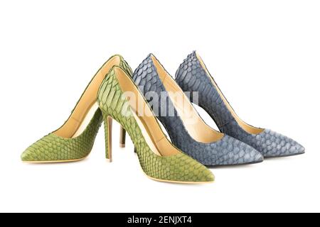 Zwei Paar stylische Schuhe aus Python-Leder mit hohen Absätzen auf weißem Hintergrund. Stockfoto