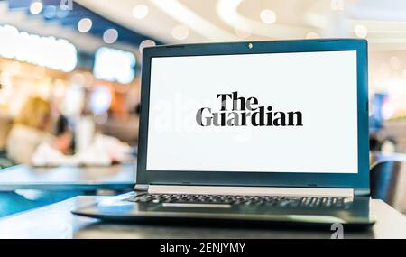 POZNAN, POL - 6. JANUAR 2021: Laptop-Computer mit Logo des Guardian, einer britischen Tageszeitung Stockfoto