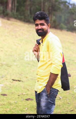 Schöner bärtiger Mann posiert im Freien. Männer Modell Stock Bilder. Stockfoto