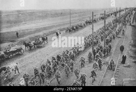 Ein Vintage-Foto der deutschen Armee, die während des Ersten Weltkriegs um 1915 auf die polnische Stadt Warschau an der Ostfront vorrückte. Der große Rückzug wurde als die kaiserliche russische Armee bezeichnet, die einen strategischen Rückzug an der Ostfront durchführte Stockfoto