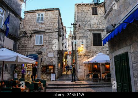 Korcula, Kroatien - 3. Oktober 2011: Blick auf die Menschen, die in der Altstadt von Korcula spazieren Stockfoto