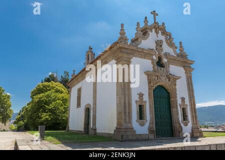 Chaves / Portugal - 08/01/2020 : Außenansicht der Kirche Nossa Senhora da Lapa, Kapelle unserer Lieben Frau von Lapa, auf Chaves Stadt Stockfoto