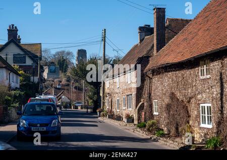 Brabber West Sussex England Großbritannien - EIN Blick auf die Straße mit den Resten der Burg auf der Spitze Der Hügel Stockfoto