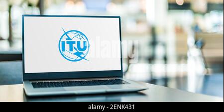 POZNAN, POL - 12. NOV 2020: Laptop-Computer mit Logo der Internationalen Fernmeldeunion, einer spezialisierten Agentur der UN verantwortlich f Stockfoto