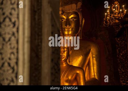 Bangkok, Thailand. Februar 2021, 26th. Die Buddha-Statue wird während der Feier im Wat Bowonniwet Vihara gesehen.Buddhistische Anhänger feiern das jährliche Fest des Makha Bucha Tages im Wat Bowonniwet Vihara in Bangkok. Makha Bucha oder Magha Puja, auch bekannt als der Tag der vierfachen Versammlung, ist einer der heiligsten Tage des Buddhismus, der in der Vollmondnacht des dritten Mondmonats gefeiert wird, um an den Tag zu erinnern, an dem Lord Buddha die erste Predigt über die Essenz des Buddhismus in To hielt Seine ordinierten 1.250 Mönchschüler versammelten sich alle spontan ohne einen Termin. Quelle: SOPA Images Limited Stockfoto