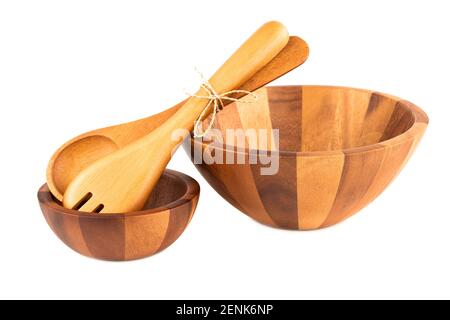 Holzschalen, Löffel und Gabel, isoliert auf weißem Hintergrund. Stockfoto