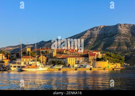 Korcula, Kroatien - 4. Oktober 2011: Blick auf die Altstadt von Korcula am Morgen Stockfoto