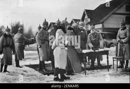Ein Vintage-Foto des deutschen Kaiser Wilhelm II. In Militäruniform zur Strategiediskussion mit dem Generalstab der Armee an der Ostfront während des Ersten Weltkriegs um 1915. Stockfoto