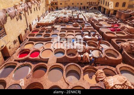 Chouara Tannery ist eine der drei Gerbereien in der Stadt Fez, Marokko. Es ist die größte Gerberei der Stadt und eine der ältesten Stockfoto