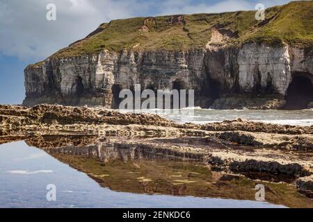 Flambprough Head North Landing wird von atemberaubenden Kreidefelsen flankiert, die von grasbewachsenen Hügeln unterlegt sind. Es liegt in einer natürlichen Bucht Stockfoto