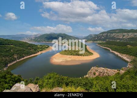 Bulgarien, Kardzhali Damm, Panoramablick auf Mäander in Arda Fluss, umgeben von grünen Wald, Sommerzeit Stockfoto