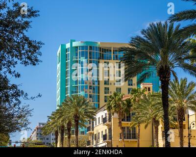 Farbenfrohe, tropisch aussehende Gebäude in der Innenstadt von St. Petersburg in Florida USA Stockfoto