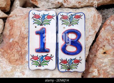 Haus Nummer 18 an der Steinmauer Stockfoto