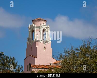 Farbenfrohe, tropisch aussehende Gebäude in der Innenstadt von St. Petersburg in Florida USA Stockfoto