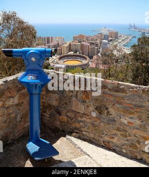 Fernrohr-Betrachter mit Blick auf die Malaga mit der Plaza de Toros (Stierkampfarena) aus der Vogelperspektive, Spanien Stockfoto