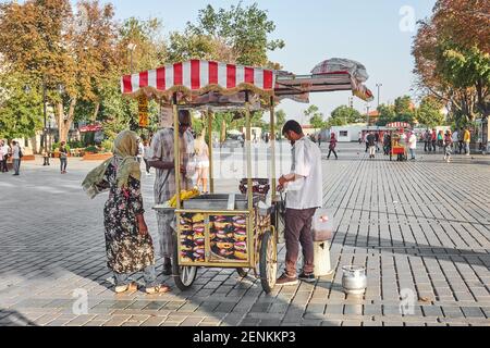 Istanbul, Türkei - 17. September 2017:Touristen kaufen Lebensmittel bei einem der vielen Straßenhändler in der türkischen Stadt Stockfoto