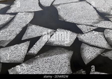 Im kalten Winter driftende Eisschollen auf dem Fluss Moskwa. Moskau, Russland Stockfoto