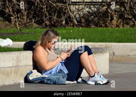 London, Großbritannien. Februar 2021, 26th. Menschen genießen die Sonne im West End von London Kredit: JOHNNY ARMSTEAD/Alamy Live News Stockfoto