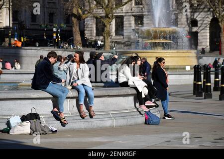 London, Großbritannien. Februar 2021, 26th. Menschen genießen die Sonne auf dem Trafalgar Square im West End von London Credit: JOHNNY ARMSTEAD/Alamy Live News Stockfoto