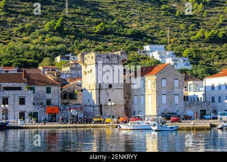 VIS, Kroatien - 2. Oktober 2011: Blick auf die Insel Vis an einem sonnigen Tag Stockfoto