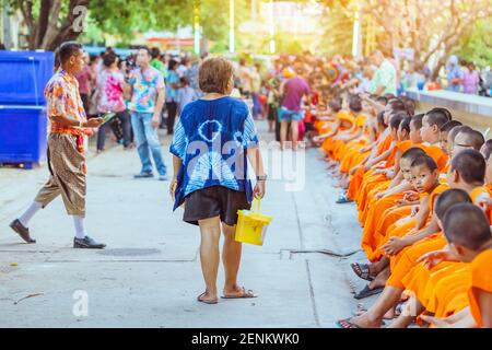 KANCHANABURI-THAILAND, 17.2019: Buddhistische Neuling Bewässerungsfeier für Songkra-Festival im buddhistischen Tempel am 17. april 2019 in Kanchanaburi, Th Stockfoto