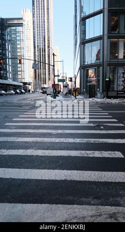 Die Zebrakreuzung in einer der New Yorker Straßen. Im Hintergrund sind Wolkenkratzer zu sehen. Stockfoto