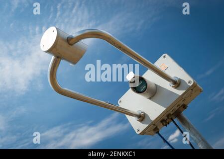 Thies-Disdrometer - Laser-Niederschlagsmessgerät am Chilbolton Observatory des Science and Technology Facilities Council, Hampshire. Stockfoto