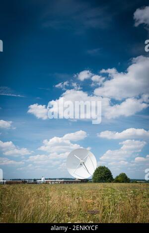 Die 25m Chilbolton Advanced Meteorological Radar (CAMMA) Antenne, das größte voll steuerbare meteorologische Radar der Welt, an der Wissenschaft und Te Stockfoto