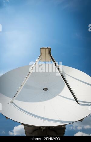 Die 25m Chilbolton Advanced Meteorological Radar (CAMMA) Antenne, das größte voll steuerbare meteorologische Radar der Welt, an der Wissenschaft und Te Stockfoto