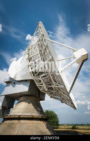 Die 25m Chilbolton Advanced Meteorological Radar (CAMMA) Antenne, das größte voll steuerbare meteorologische Radar der Welt, an der Wissenschaft und Te Stockfoto