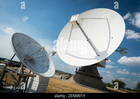 Die 25m Chilbolton Advanced Meteorological Radar (CAMMA) Antenne, das größte voll steuerbare meteorologische Radar der Welt, an der Wissenschaft und Te Stockfoto