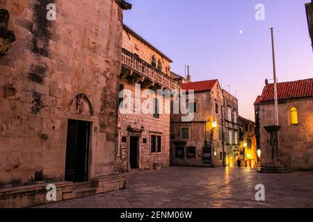 Korcula, Kroatien - 3. Oktober 2011: Blick auf die Altstadt von Korcula bei Nacht Stockfoto