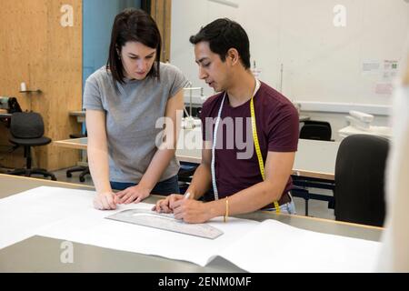 Modestudenten arbeiten an Design Stockfoto