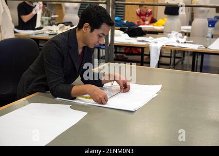 Modestudentin, die an Design arbeitet Stockfoto
