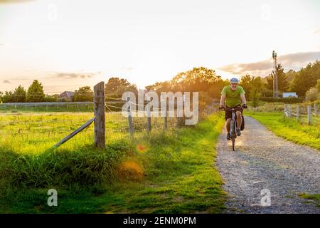 Man Mountainbiken auf ländlichen Weg Stockfoto