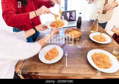 Freunde teilen Spaghetti Mahlzeit und mit Video Stockfoto