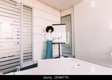 Geschäftsfrau, die über Videoanruf eine Präsentation vorführt Stockfoto