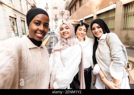Vier junge Frauen tragen Hijab und machen Selfie Stockfoto