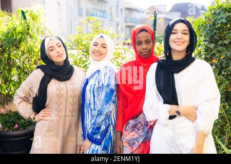 Vier junge muslimische Frauen im Garten Stockfoto