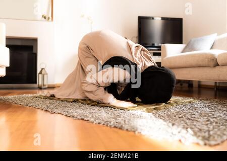 Muslimische Frau, die betet, in sujud Position Stockfoto