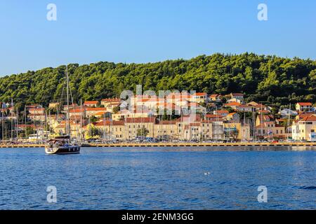 Korcula, Kroatien - 4. Oktober 2011: Blick auf Korcula Marina am Morgen Stockfoto